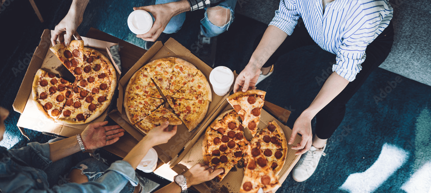 Amis partageant des pizzas autour d'une table