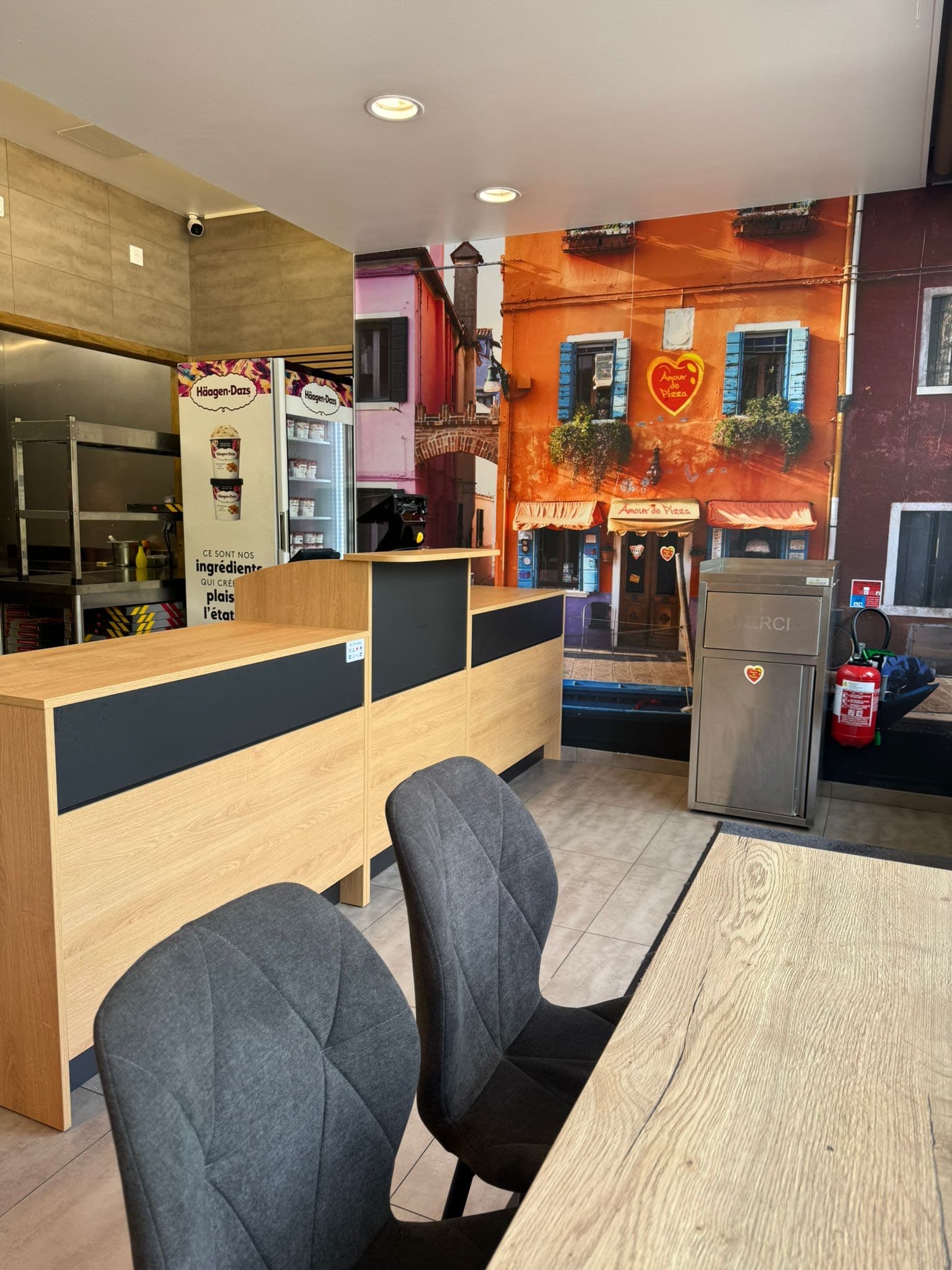 Salle intérieure d'un restaurant Amour de Pizza avec comptoir