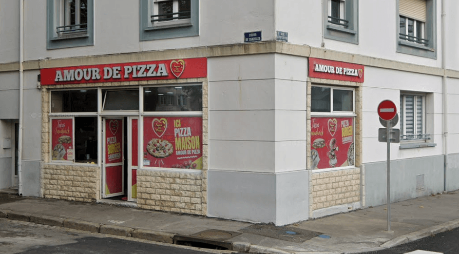 Façade d'un restaurant Amour de Pizza à l'angle d'une rue