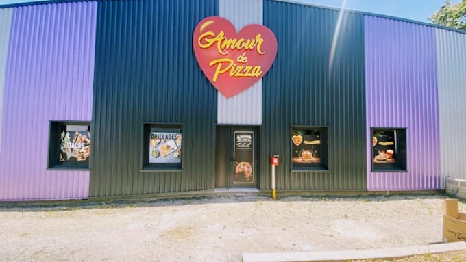 Façade d'un restaurant Amour de Pizza avec son enseigne en forme de cœur