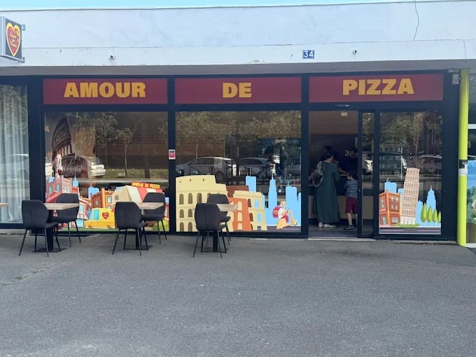 Façade d'un restaurant Amour de Pizza avec sa terrasse
