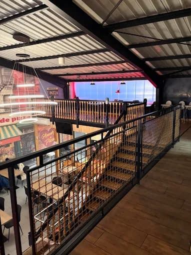 Mezzanine et escalier dans la salle d'un restaurant Amour de Pizza