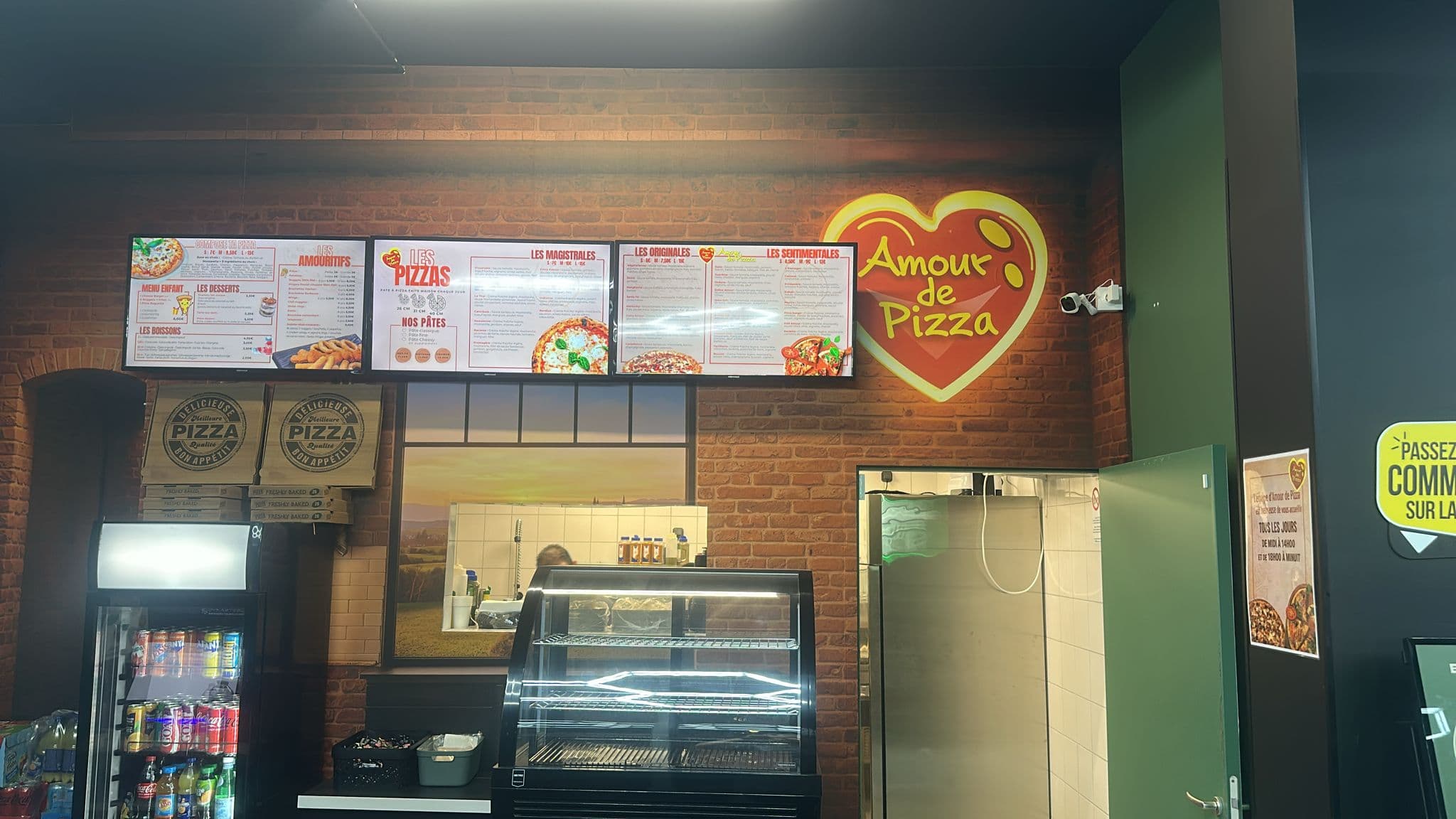 Intérieur du restaurant Amour de Pizza Nantes Gare avec comptoir et écrans du menu